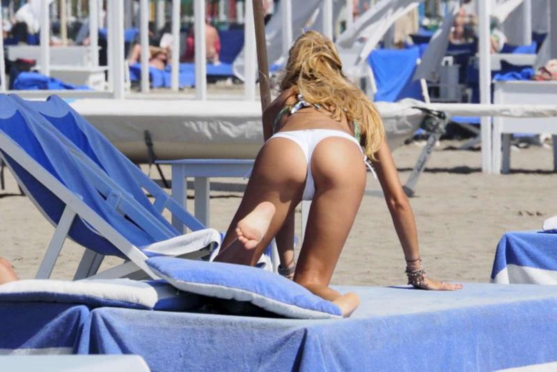 Belen, selfie allo specchio in slip. E Ilary Blasi… GALLERY DELLE VIP Belen, selfie allo specchio in slip. E Ilary Blasi… GALLERY DELLE VIP