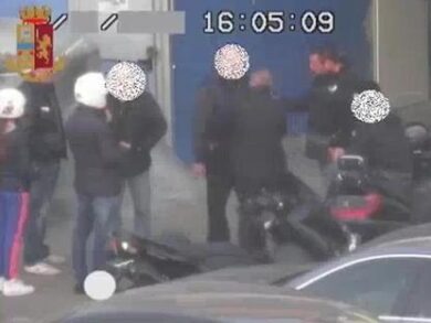 Spaccio di droga a Milano, anche un poliziotto tra i 23 arrestati. VIDEO