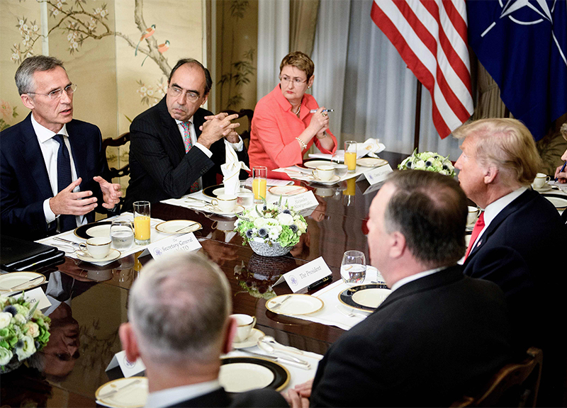 Nato, vertice a Bruxelles: Trump ha nel mirino Merkel e Orban e minaccia l’Ue Nato, vertice a Bruxelles: Trump ha nel mirino Merkel e Orban e minaccia l’Ue