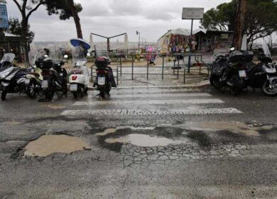 Buche Roma, invece di tappare le voragini, il Campidoglio studia l’asfalto