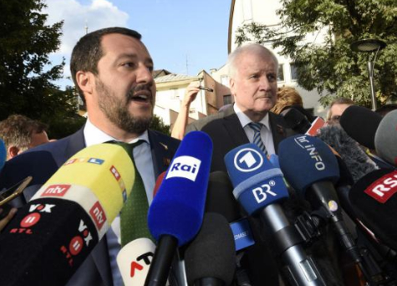Seehofer, asse dei volenterosi con Salvini e Kurz per fermare gli sbarchi Seehofer, asse dei volenterosi con Salvini e Kurz per fermare gli sbarchi