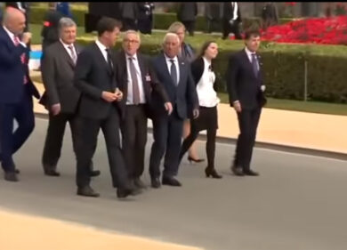 Juncker barcolla al vertice Nato. Meloni: “Era ubriaco”. VIDEO