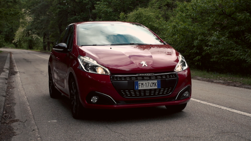 Peugeot 208, debutta la serie speciale Black Line