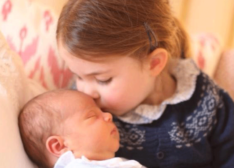 Galleria foto 'Kate Middleton radiosa: le foto ufficiali del battesimo del principe Louis' - foto 12