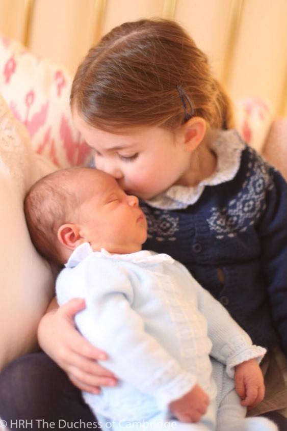 Kate Middleton radiosa: le foto ufficiali del battesimo del principe Louis Kate Middleton radiosa: le foto ufficiali del battesimo del principe Louis