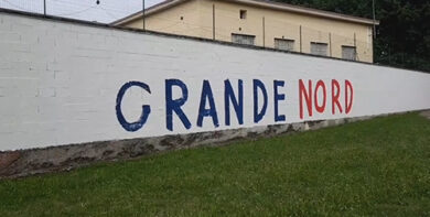 Lega, appare una scritta sui muri di via Bellerio