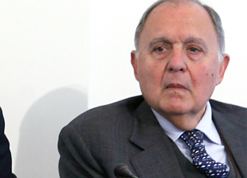 Euro, Savona spiega il Piano A: “Così cambio l’Ue e prendo 50 miliardi” Euro, Savona spiega il Piano A: “Così cambio l’Ue e prendo 50 miliardi”