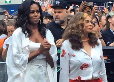 Michelle Obama scatenata (in shorts) al concerto di Beyoncé