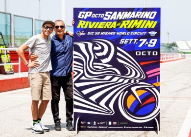 Motomondiale a Misano, svelato a Valentino Rossi il manifesto di Aldo Drudi