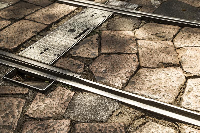 Milano, il pavè costa caro: la metà dei fondi totali per ristrutturare