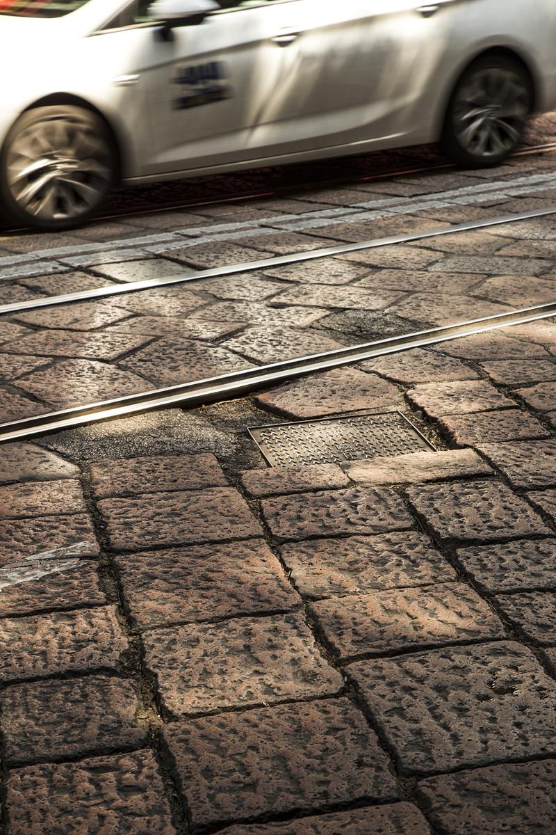 Milano, il pavè costa caro: la metà dei fondi totali per ristrutturare