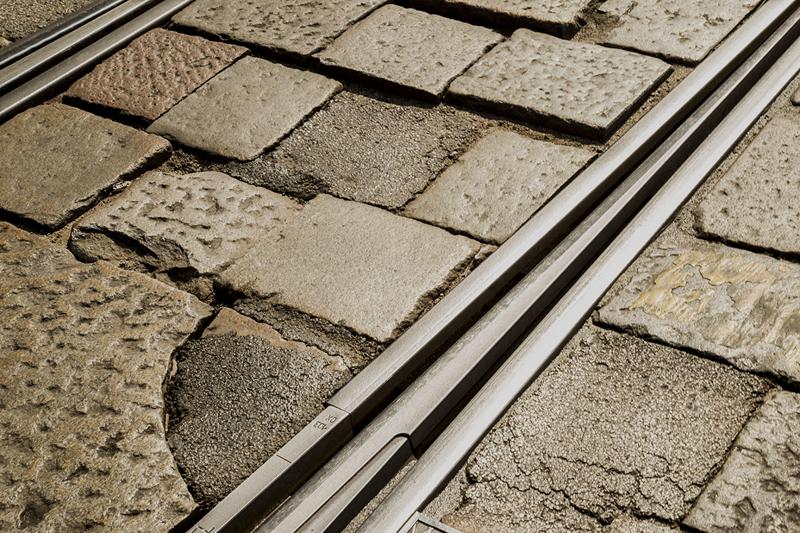 Milano, il pavè costa caro: la metà dei fondi totali per ristrutturare