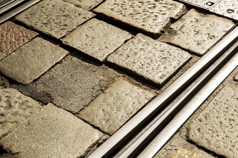 Milano, il pavè costa caro: la metà dei fondi totali per ristrutturare