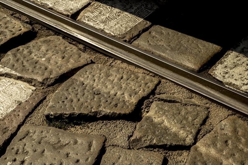 Milano, il pavè costa caro: la metà dei fondi totali per ristrutturare