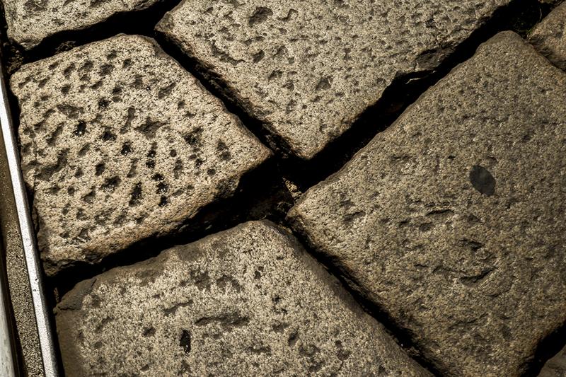 Milano, il pavè costa caro: la metà dei fondi totali per ristrutturare