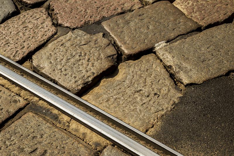 Milano, il pavè costa caro: la metà dei fondi totali per ristrutturare