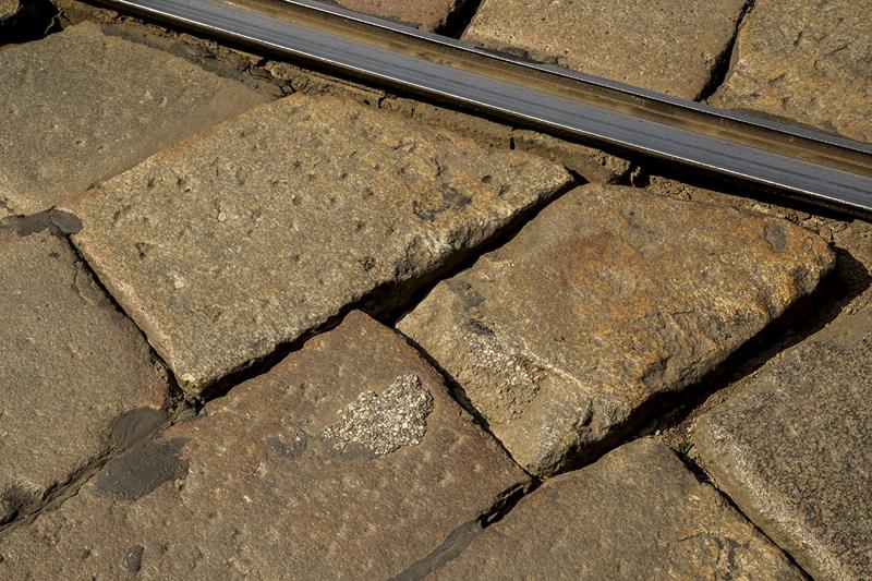 Milano, il pavè costa caro: la metà dei fondi totali per ristrutturare