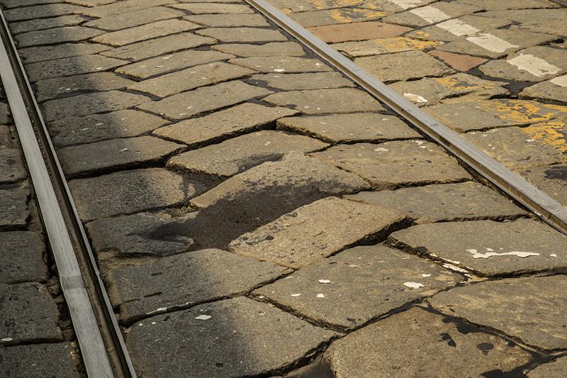 Milano, il pavè costa caro: la metà dei fondi totali per ristrutturare
