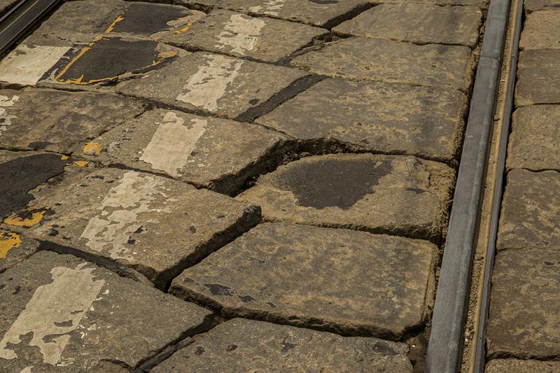 Milano, il pavè costa caro: la metà dei fondi totali per ristrutturare