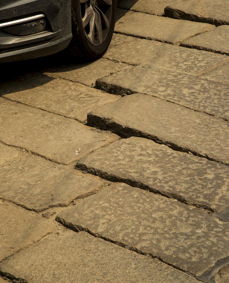 Milano, il pavè costa caro: la metà dei fondi totali per ristrutturare