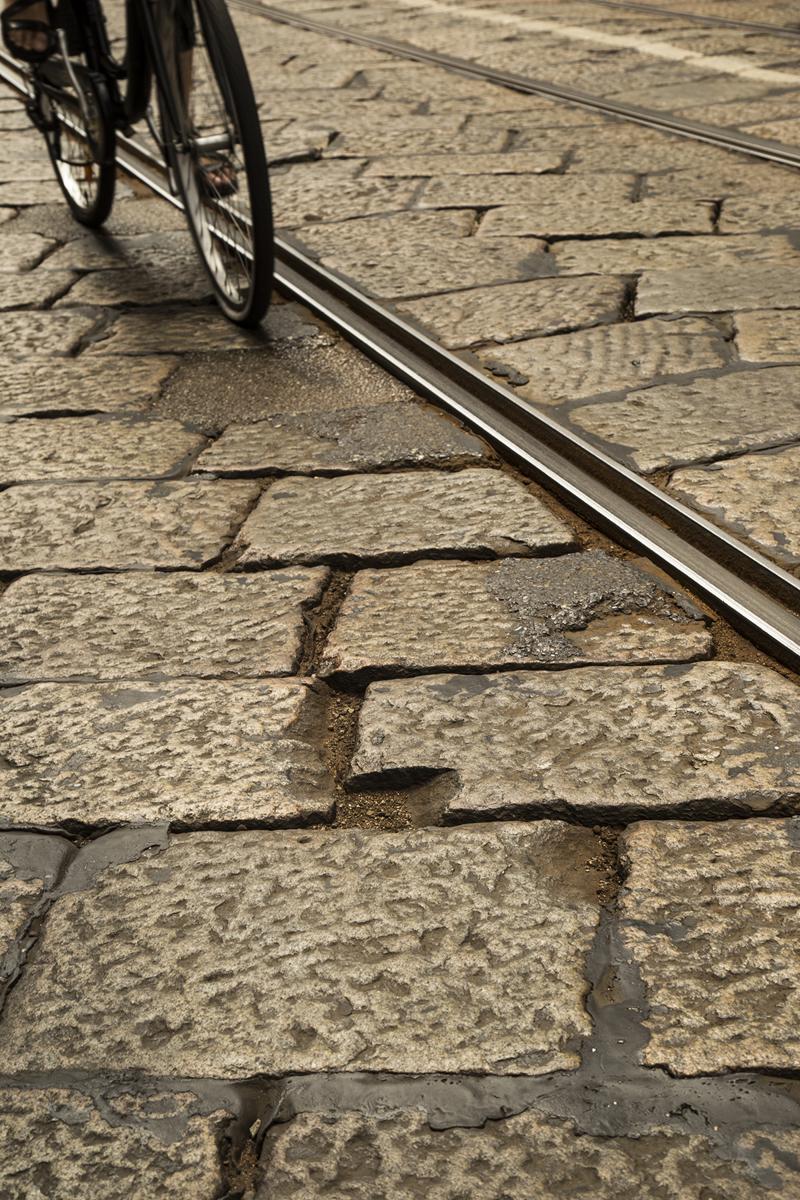 Milano, il pavè costa caro: la metà dei fondi totali per ristrutturare