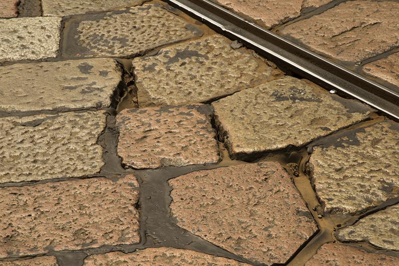 Milano, il pavè costa caro: la metà dei fondi totali per ristrutturare