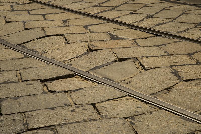 Milano, il pavè costa caro: la metà dei fondi totali per ristrutturare