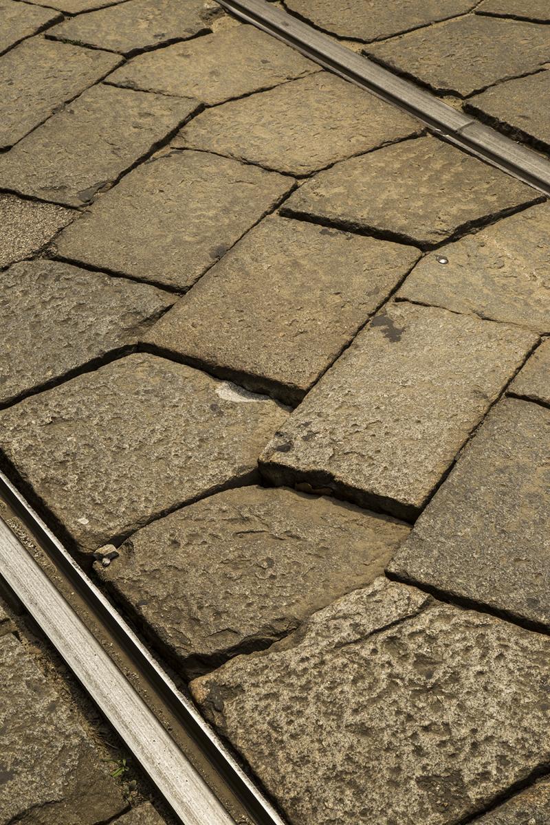 Milano, il pavè costa caro: la metà dei fondi totali per ristrutturare