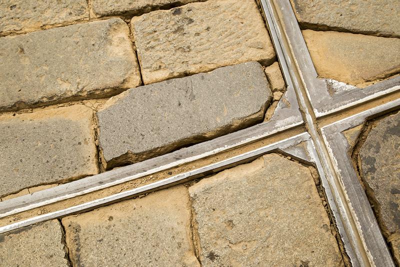 Milano, il pavè costa caro: la metà dei fondi totali per ristrutturare