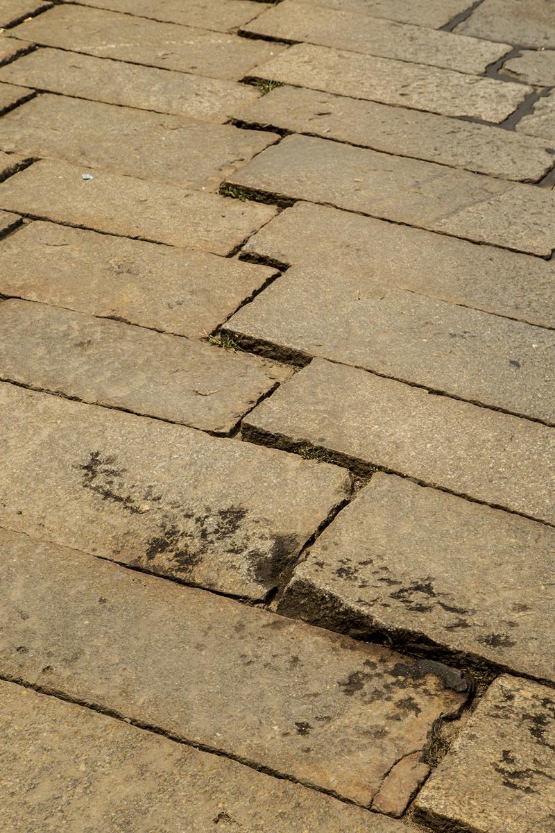 Milano, il pavè costa caro: la metà dei fondi totali per ristrutturare