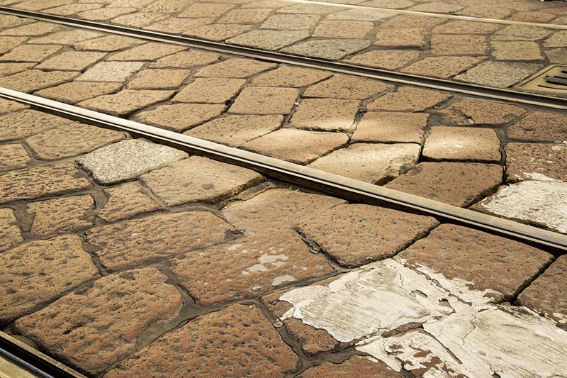 Milano, il pavè costa caro: la metà dei fondi totali per ristrutturare