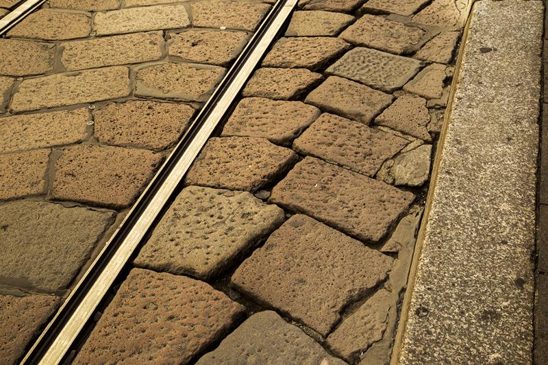 Milano, il pavè costa caro: la metà dei fondi totali per ristrutturare