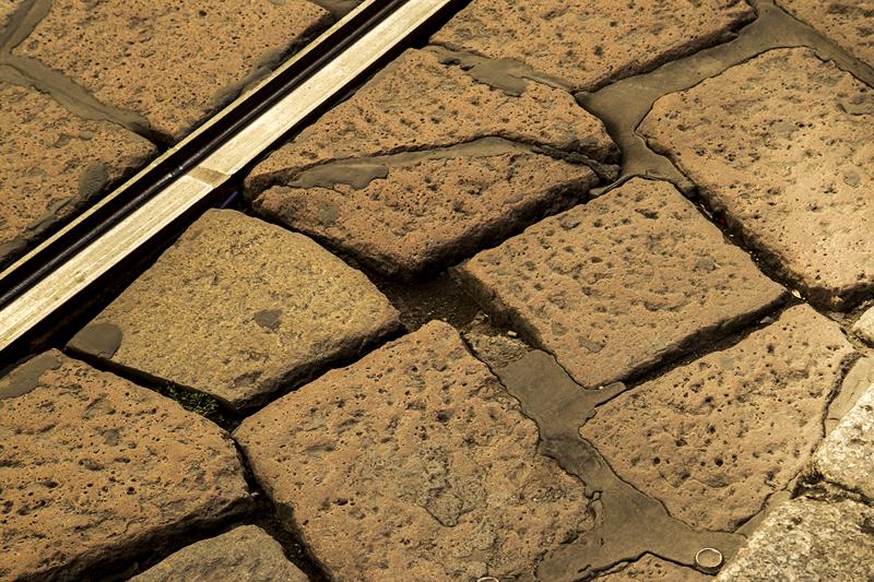 Milano, il pavè costa caro: la metà dei fondi totali per ristrutturare