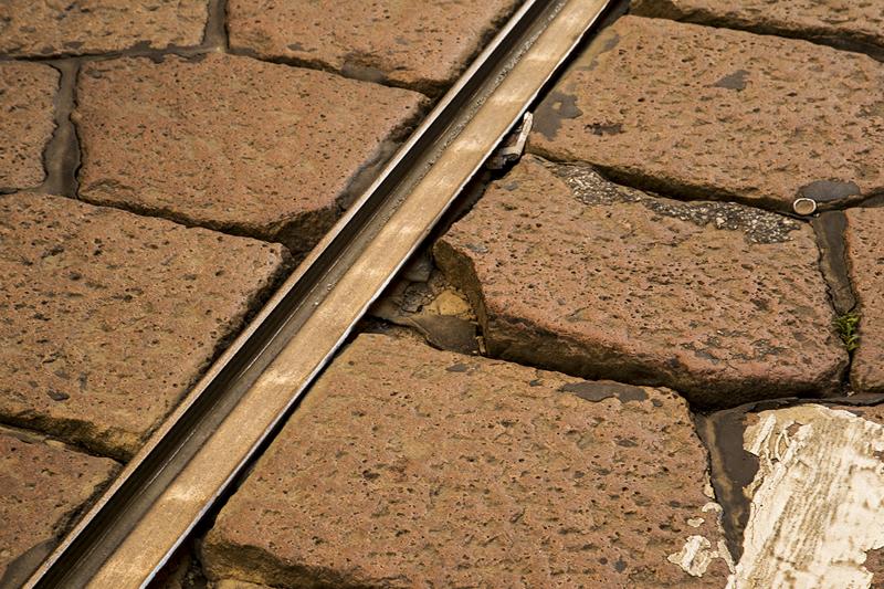 Milano, il pavè costa caro: la metà dei fondi totali per ristrutturare