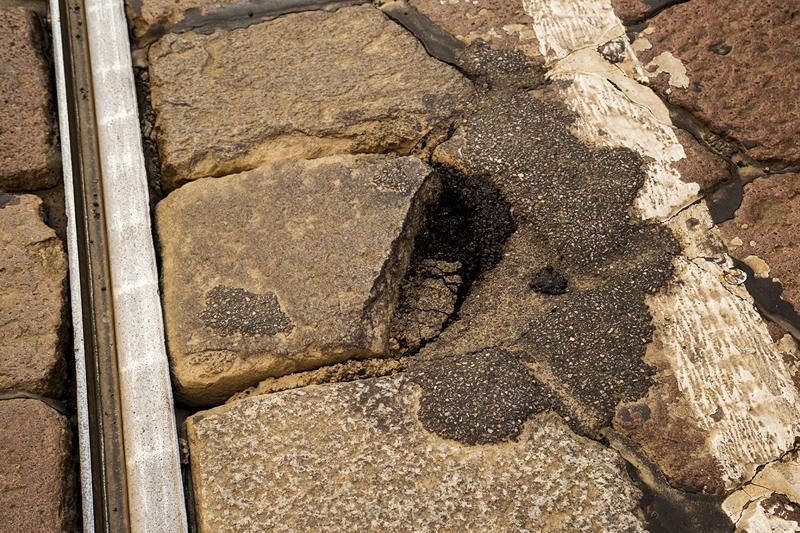 Milano, il pavè costa caro: la metà dei fondi totali per ristrutturare