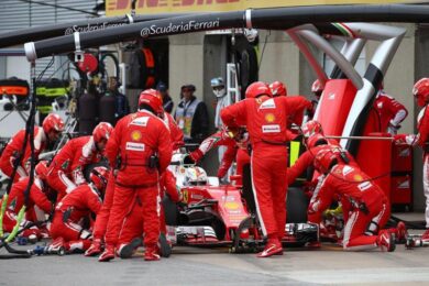 F1 Germania, sfortuna Ferrari: incidente Vettel mentre è primo. Vince Hamilton
