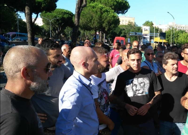 Roma, accesa protesta degli autodemolitori. CasaPound accanto ai manifestanti Roma, accesa protesta degli autodemolitori. CasaPound accanto ai manifestanti