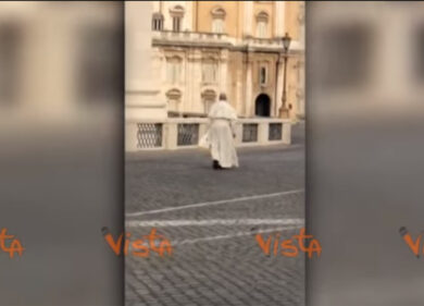 Papa Francesco, relax in Vaticano: passeggiata solitaria