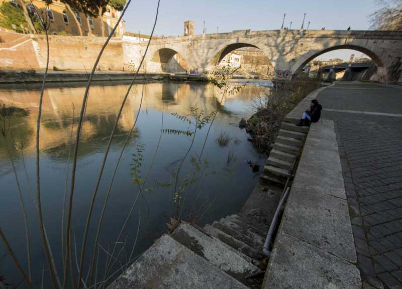 Raggi rilancia la spiaggia sul Tevere: sabbia e lettini pronti entro agosto Raggi rilancia la spiaggia sul Tevere: sabbia e lettini pronti entro agosto