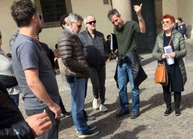 Sgarbi contro George Clooney: il set di Catch 22 lascia Sutri nel caos