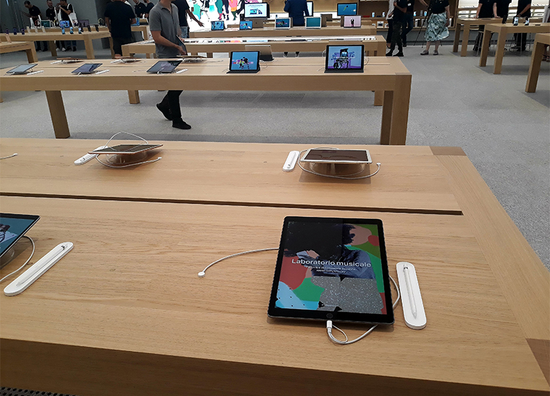 Apple Store in piazza Liberty: è il giorno dell’apertura. Foto e video Apple Store in piazza Liberty: è il giorno dell’apertura. Foto e video