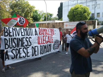 Camping River sgombrato: blitz di CasaPound nel luogo di accoglienza dei rom