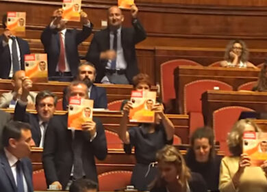 Pd protesta con copertina di Famiglia Cristiana. Foto di Salvini: fanno ridere