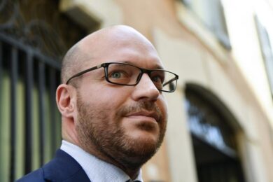 Aborto, Fontana: “Lo Stato aiuti le donne a non farlo”