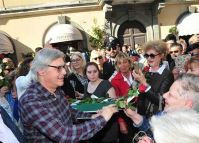 Vittorio Sgarbi, amore a prima mostra: sedotte le comari di Sutri. La speranza