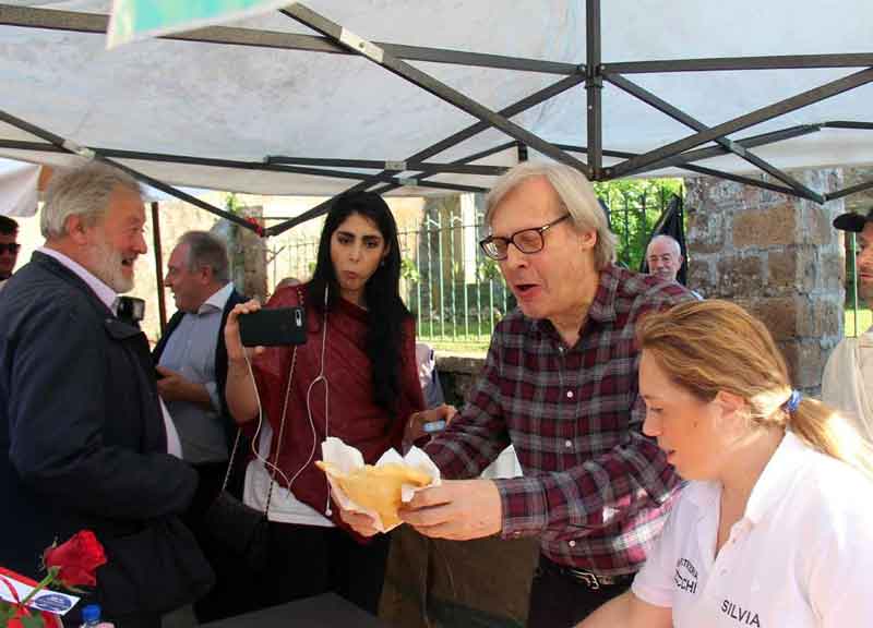 Vittorio Sgarbi, amore a prima mostra: sedotte le comari di Sutri. La speranza