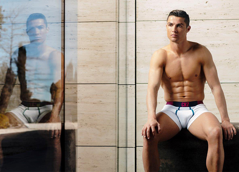 Cristiano Ronaldo è già mania: le sue mutande in 200 negozi online. FOTO Cristiano Ronaldo è già mania: le sue mutande in 200 negozi online. FOTO