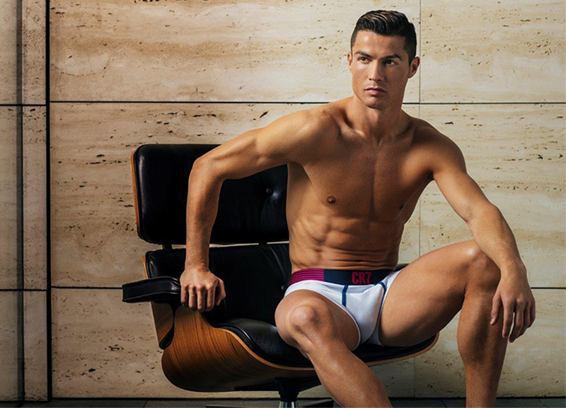 Cristiano Ronaldo è già mania: le sue mutande in 200 negozi online. FOTO Cristiano Ronaldo è già mania: le sue mutande in 200 negozi online. FOTO