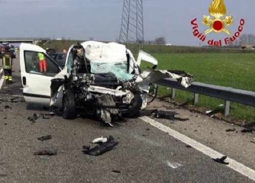 Incidente A4, un mezzo pesante invade la corsia e prende fuoco Incidente A4, un mezzo pesante invade la corsia e prende fuoco