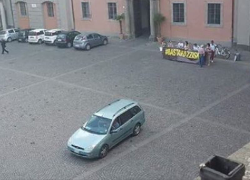 Razzismo, Pd: la foto che imbarazza i dem di Viterbo in piazza contro Salvini Razzismo, Pd: la foto che imbarazza i dem di Viterbo in piazza contro Salvini